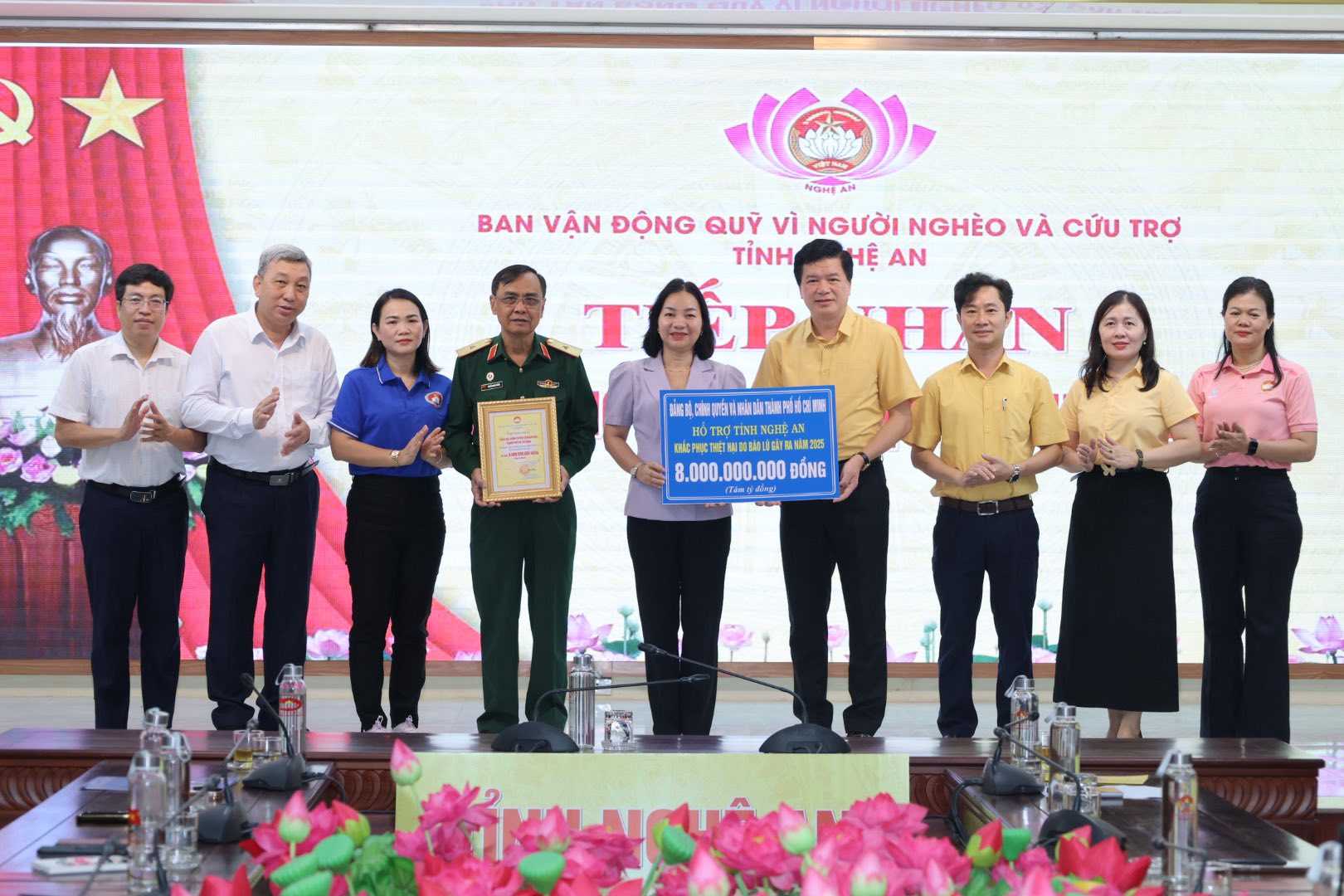 Ciudad Ho Chi Minh entrega 8 mil millones de VND para apoyar a la gente de Nghe An en la superacion de tormentas e inundaciones. Foto: Ngoc Anh