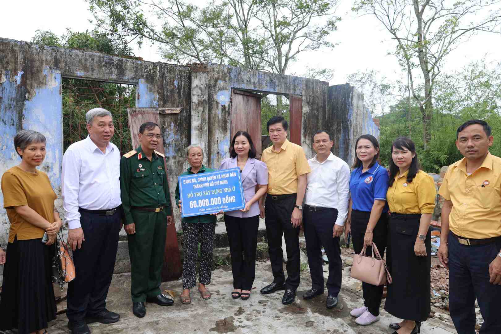 Doan cong tac TP HCM truc tiep trao ho tro nguoi dan vung lu Nghe An. Anh: Ngoc Anh