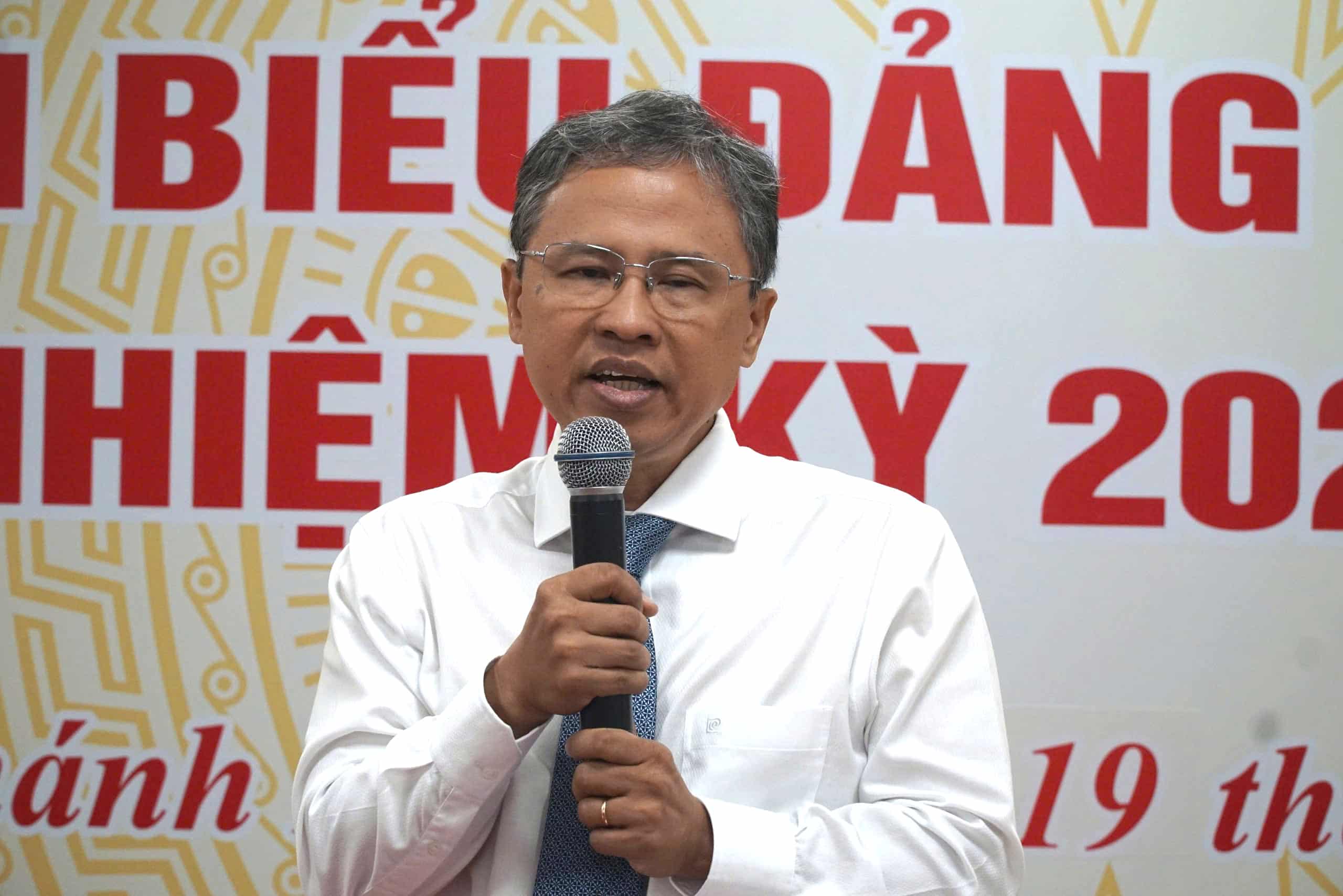 Khanh Hoa Provincial People's CommitteeのTran Hoa Namの副議長は、この地域の一連のプロジェクトの撤去について共有しました。写真：Huu Long