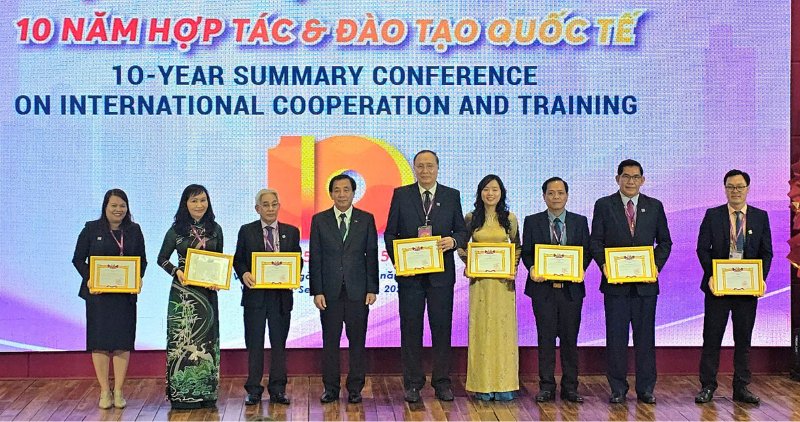 Cac tap the, ca nhan tieu bieu nhan khen thuong. Anh: Hoang Loc
