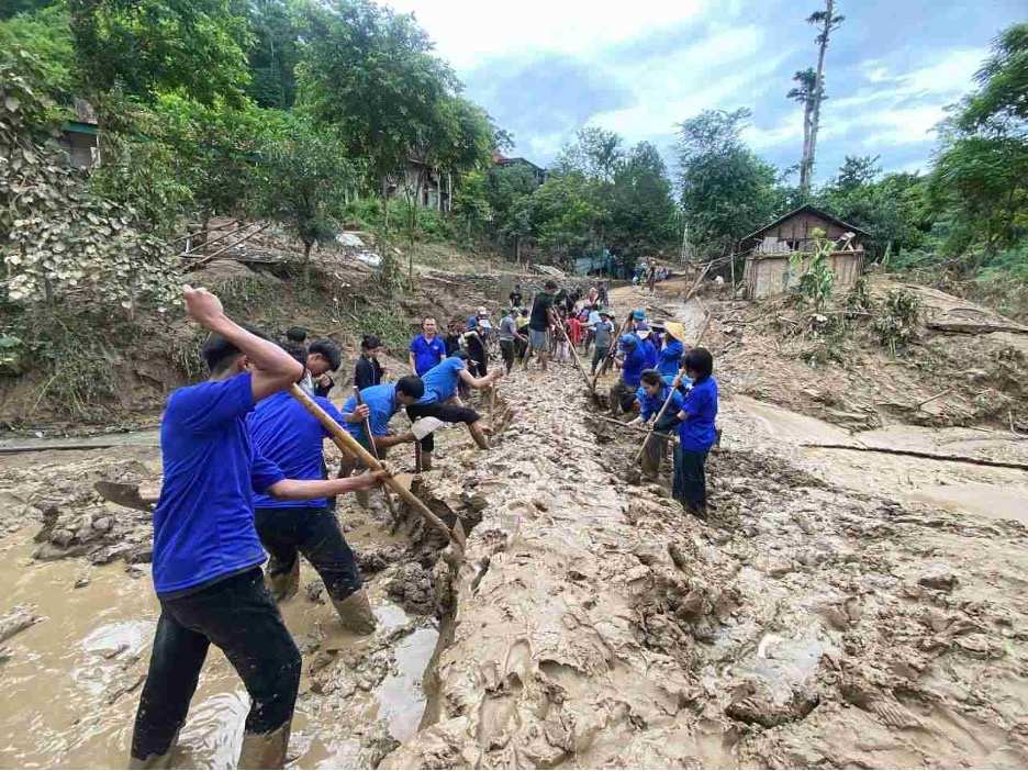 Lực lượng đoàn viên thanh niên Nghệ An giúp dân khắc phục hậu quả mưa lũ. Ảnh: Ngọc Anh.