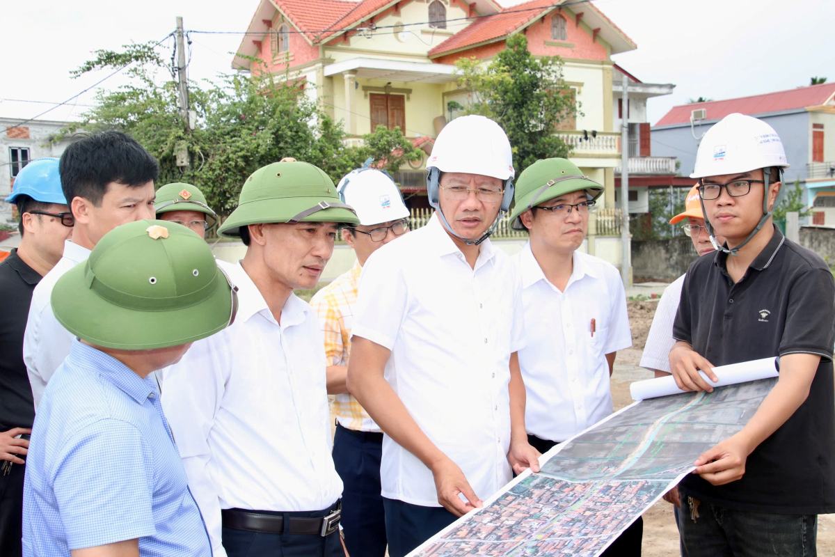 Pho Chu tich Thuong truc UBND thanh pho Le Anh Quan kiem tra tai thuc dia. Ảnh: Viet Cuong
