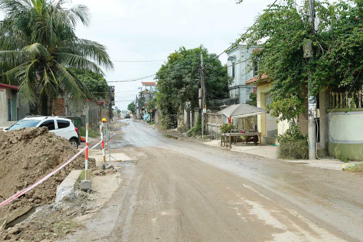 Le travail de deblaiement des berges pour servir les travaux de renovation et d'amelioration du tronçon de route de 1 505 km reliant le pont de la riviere Hoa a Hai Phong est encore inacheve. Photo : Viẹt Cuòng