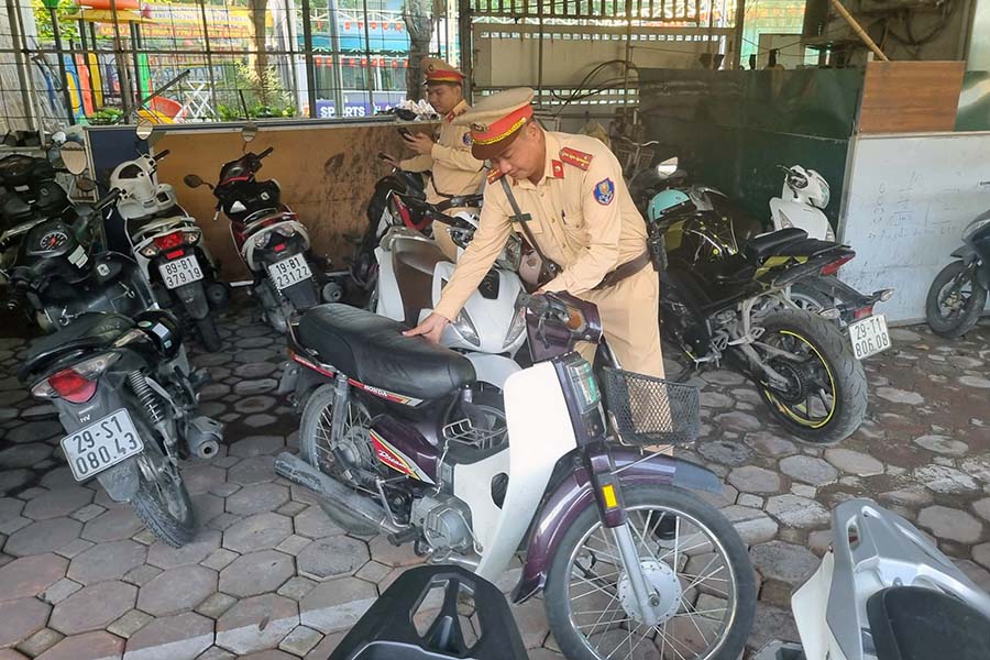 Ceux qui conduisent une voiture de plus de 50 cm3 sont toujours autorises a imprimer des billets et a percevoir de l'argent directement a l'ecole