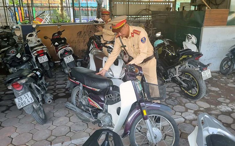 Students riding motorbikes over 50cc are still allowed to collect tickets right in school