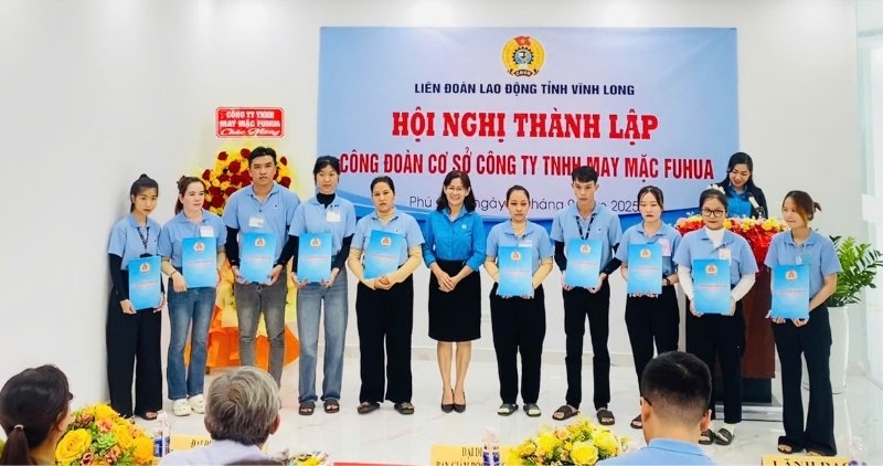 Le representant de la Federation du travail de la province de Vinh Long remet la decision de creation d'un syndicat de base et de recrutement de nouveaux membres syndicaux dans les entreprises. Photo : Hoang Loc