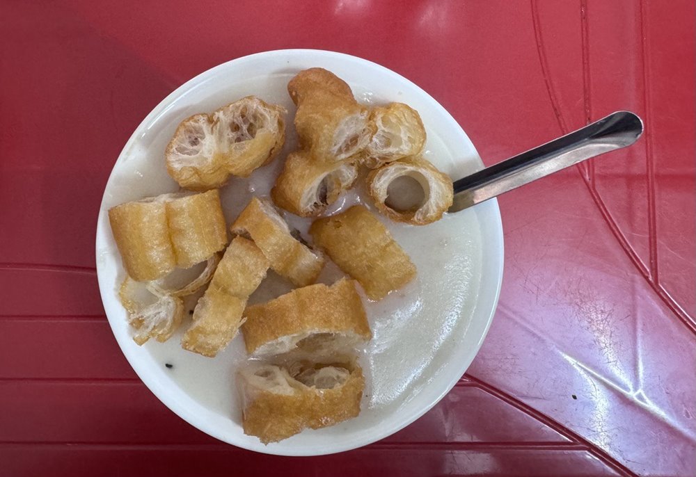 Although porridge is a familiar and easy-to-eat breakfast dish, it has the potential to cause rapid increases in blood sugar. Photo: Linh Boo.