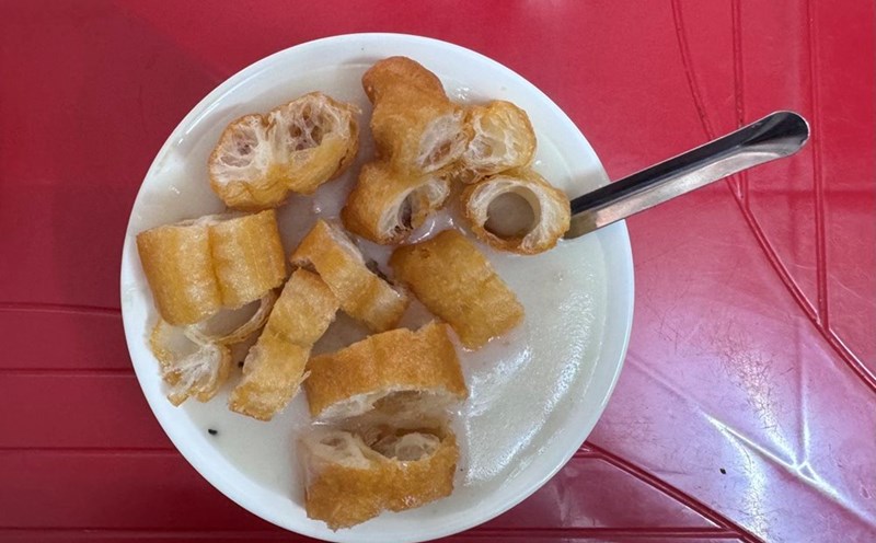 Although porridge is a familiar and easy-to-eat breakfast dish, it has the potential to cause rapid increases in blood sugar. Photo: Linh Boo.