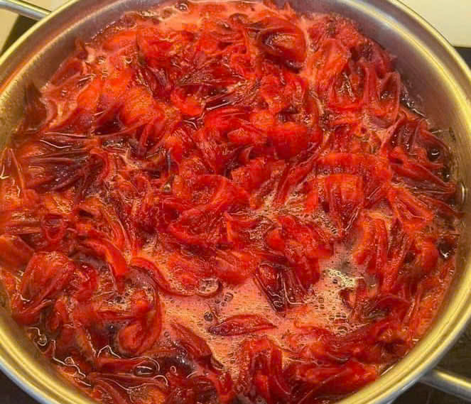 Atiso hầm với xương giúp giải độc gan, hỗ trợ giấc ngủ sâu hơn. Ảnh: Quang Minh.