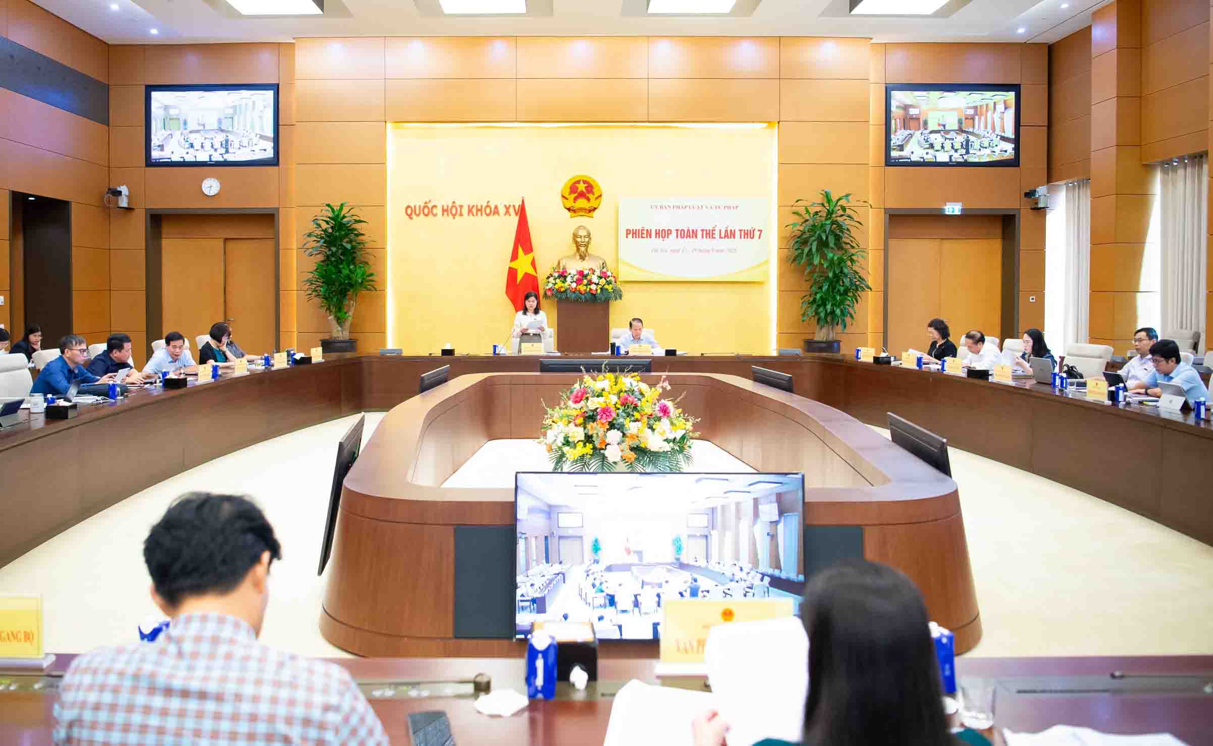 법률 및 사법 위원회는 정부의 2021-2026 임기 업무 총괄 보고서를 심사했습니다. 사진: 호롱.