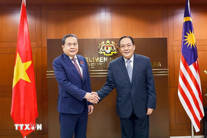 쩐탄만 국회의장과 말레이시아 상원 의장 다토 아왕 베미 아왕 알리 바사. 사진: TTXVN