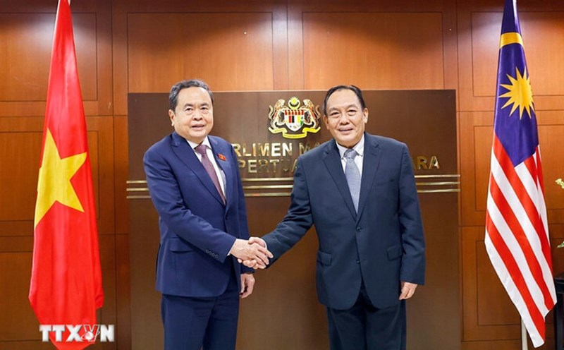 Politburo member and National Assembly Chairman Tran Thanh Man and Speaker of the Malaysian Senate Dato Awang Bemee Awang Ali Basah. Photo: VNA
