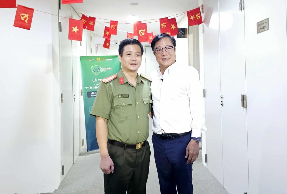People's Artist Trong Trinh and Lieutenant Colonel Pham Cong Hai - Deputy Head of Department 4 (A05) at the press conference to launch the program "Active 247". Photo: VTV