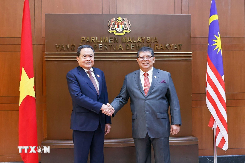 Politburo member and National Assembly Chairman Tran Thanh Man and Speaker of the Malaysian House of Representatives Tan Sri Dato' Johari bin Abdul. Photo: VNA