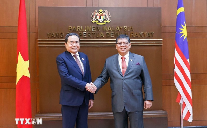 Politburo member and National Assembly Chairman Tran Thanh Man and Speaker of the Malaysian House of Representatives Tan Sri Dato' Johari bin Abdul. Photo: VNA