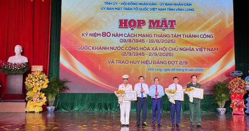 Mr. Nguyen Phuc Linh - Chairman of the Vinh Long Provincial Federation of Labor - received a certificate of merit from the Central Propaganda and Mass Mobilization Committee for his academic achievements and following Uncle Ho's words (2nd, from right). Photo: Hoang Loc
