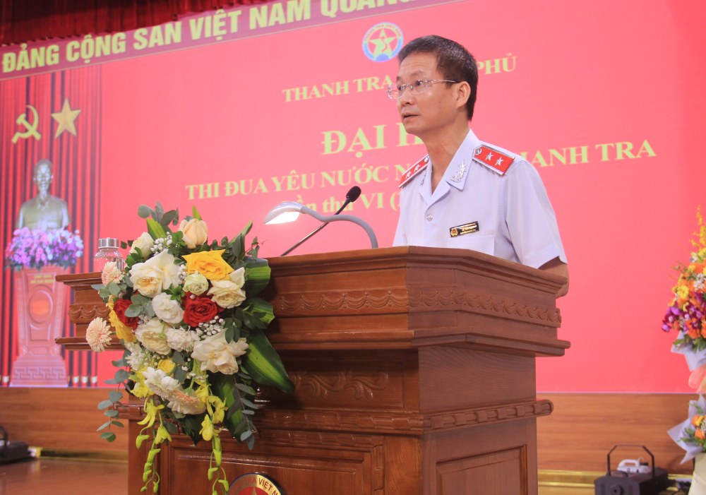 Le Tien Dat 정부 감사원 부원장이 애국적 경쟁 운동 및 5년(2021-2025) 포상 업무 총괄 보고서를 발표했습니다. 사진: 정부 감사원