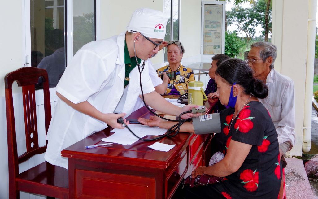 Quan y BDBP kham benh cap phat thuoc mien phi cho nguoi dan. Anh: Van Long