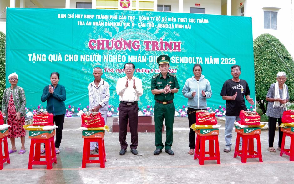 Dai ta Huynh Thanh Hung, Chinh uy Ban Chi huy BDBP TP Can Tho va ong Lam Du Nhon, Chu tich Cong ty xo so kien thiet Soc Trang tang qua cho ba con ngheo tai chuong trinh. Anh: Van Long