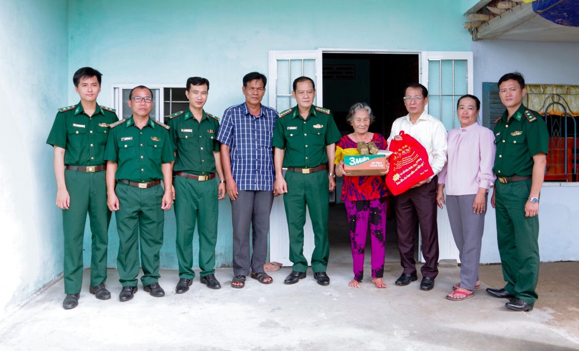  Lanh dao BDBP TP Can Tho va chinh quyen dia phuong den tan nha tang qua chuc mung Le Sene Dolta cho ba Thach Thi Quyet nguoi gia neo don xa Vinh Hai, TP Can Tho. Anh: Van Long