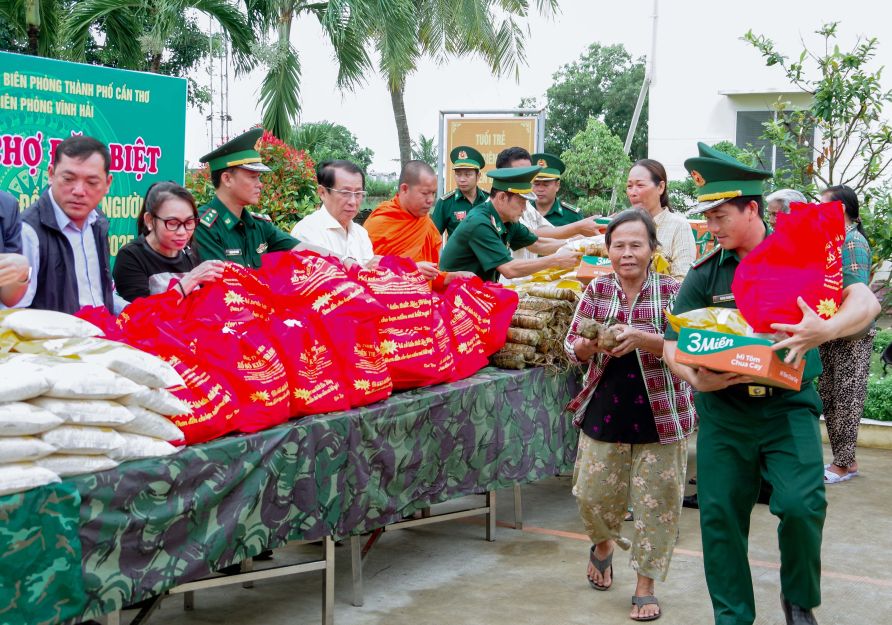 Ba con vung dong bao dan toc xa Vinh Hai (TP Can Tho) phan khoi voi Phien cho dac biet do Don bien Phong Vinh Hai to chuc. Anh: Van Long