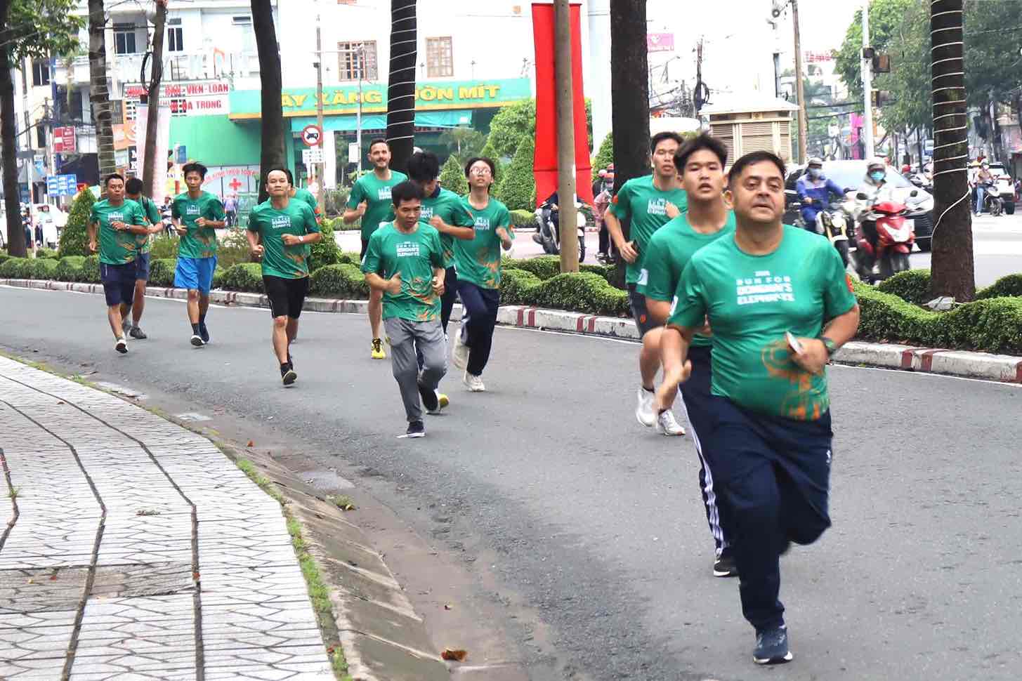 More than 300 people participated in the Dong Nai elephant race within the framework of the elephant conservation week in 2025. Photo: HAC
