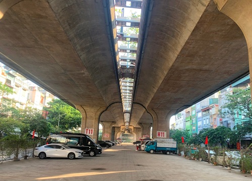 Hà Nội khẩn trương di dời bãi trông giữ xe dưới gầm cầu Vĩnh Tuy. Ảnh: Linh Giang
