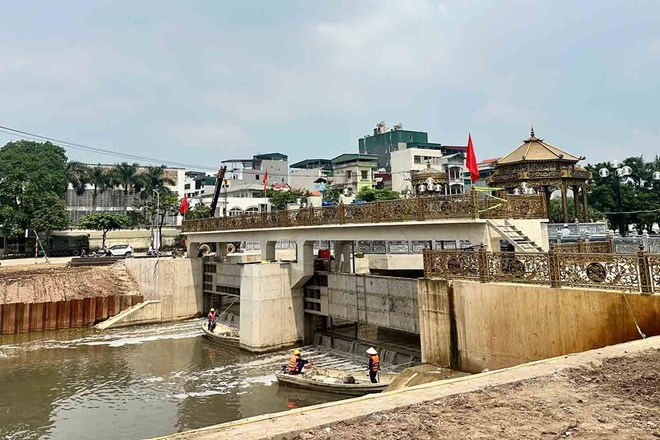 Nước thải sau xử lý từ Nhà máy Yên Xá ào ào đổ về sông Tô Lịch 1 Nước thải sau xử lý từ Nhà máy Yên Xá ào ào đổ về sông Tô Lịch