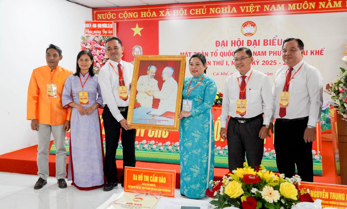 Ba Ho Thi Cam Dao tang anh Bac Ho va Bac Ton chuc mung Dai hoi Dai bieu MTTQ Viet Nam phuong Cai Khe lan I, nhiem ky 2025 - 2030. Anh: Phuong Anh