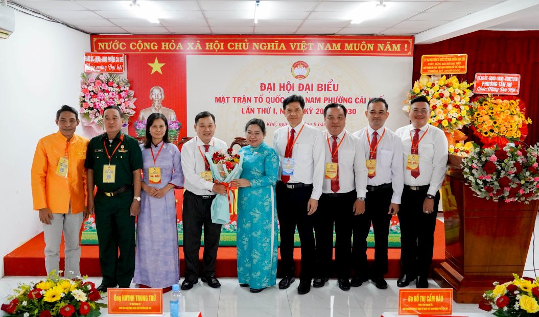 Ba Ho Thi Cam Dao tang hoa chuc mung . Anh: Phuong Anh