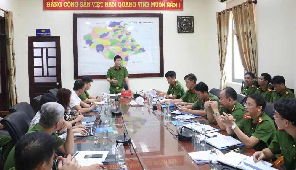 Da Nangは、火災警報器の送信機器の設置を操縦し、トラブルシューティングの時間を短縮しました。写真：市警察