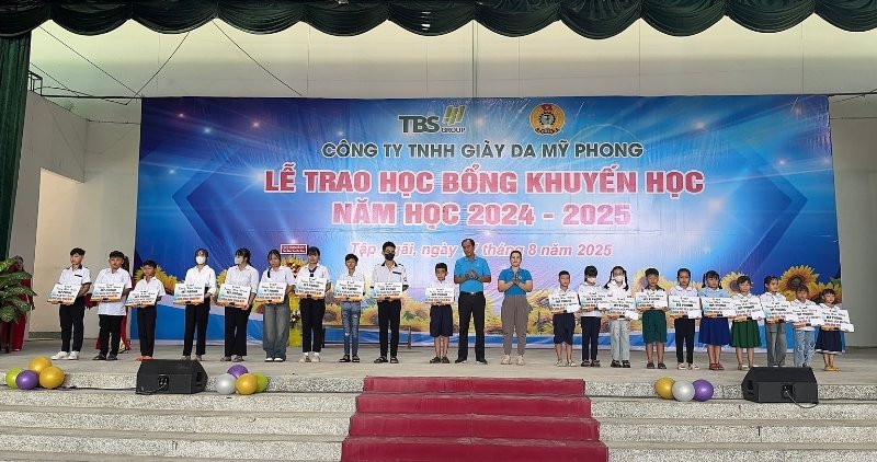 Le syndicat de base en coordination avec les entreprises remet des bourses d'etudes aux enfants des membres du syndicat et des travailleurs. Photo : Hoang Loc