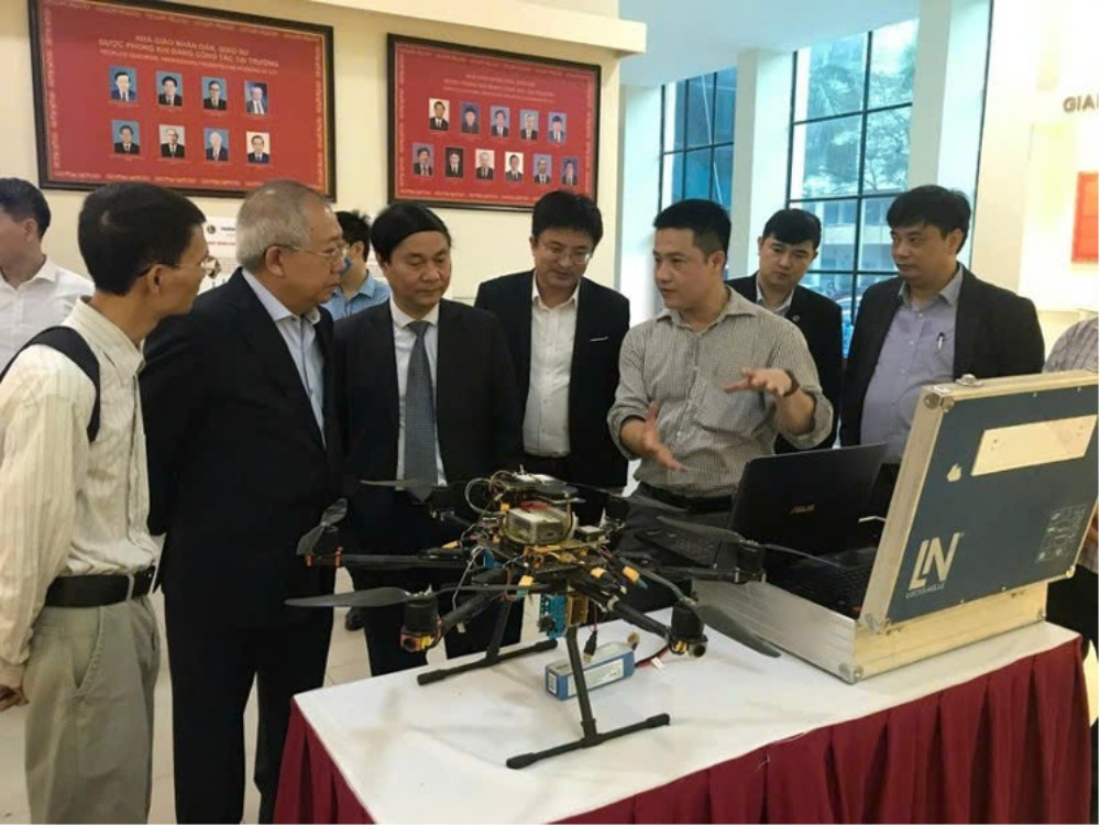 Le Dr Luong Xuan Chieu (a l'exterieur, a droite) et le Dr Ngo Thanh Binh (3e, de droite) ont discute de l'initiative UAV-AA a l'Universite des Transports. Photo: Ngo Thanh Binh