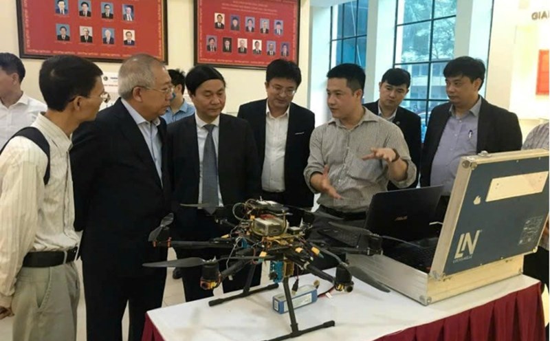 Dr. Luong Xuan Chieu (far, right) and Dr. Ngo Thanh Binh (3rd, from right) discuss the UAV-AI initiative at the University of Transport. Photo: Ngo Thanh Binh