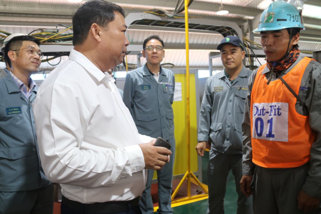 Lanh dao So Noi vu tinh Khanh Hoa va lanh dao Cong ty, Cong doan Cong ty dong vien thi sinh truoc khi buoc vao cuoc thi chung ket. Anh: Phuong Linh