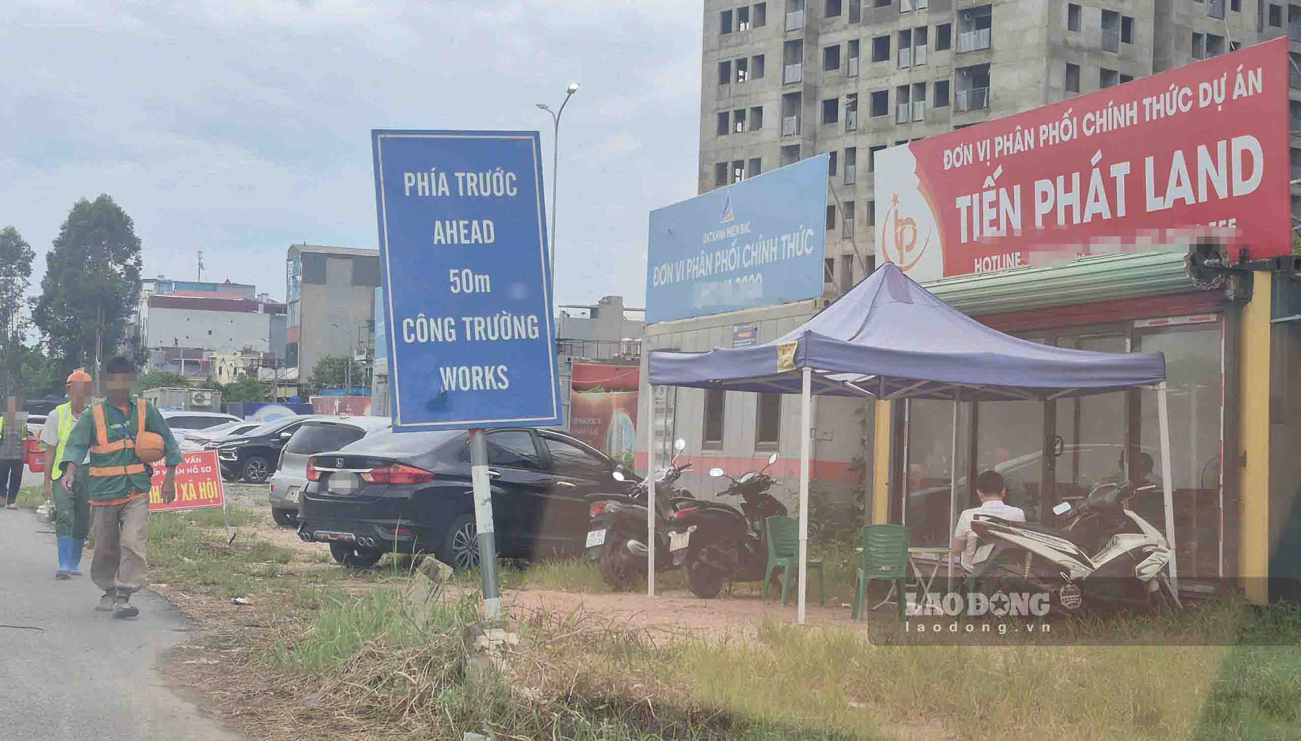 Các sàn giao dịch bất động sản đặt điểm tư vấn ngay cổng dự án nhà ở xã hội dành cho công nhân phường Nếnh (tỉnh Bắc Ninh). Ảnh: PV