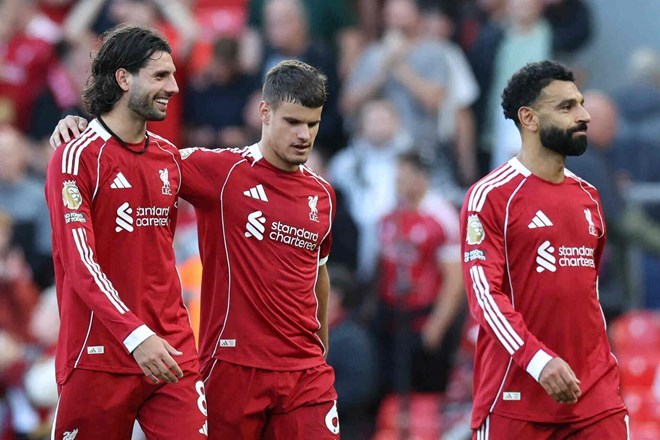 Nhieu nguoi dat ra dau hoi ve nhung chien thang muon cua Liverpool.  Anh: AFP