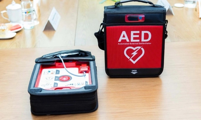 piloting the placement of a heart shocker in a public place in Da Nang. Photo: Tran Huan
