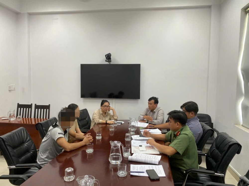 Cơ quan chức năng làm việc với đại diện công ty ở TPHCM. Ảnh: Công an

