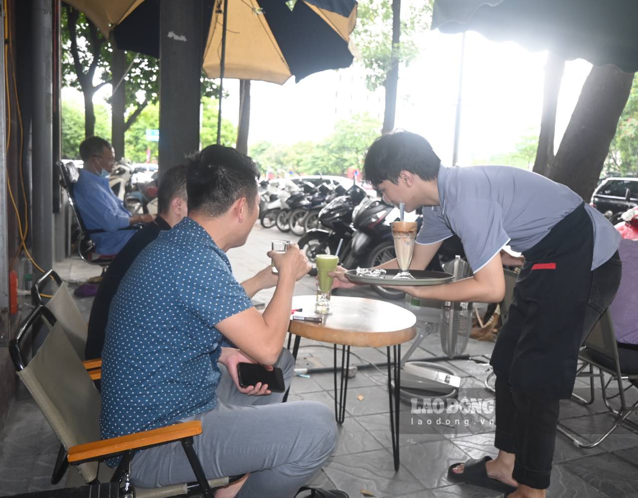 Sinh vien tranh thu lam them tai quan ca phe sau gio hoc de trang trai chi phi sinh hoat. Anh: Thanh Nhan