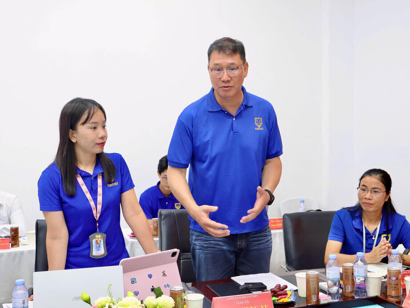 Representants de Vietory Co. Ltd. reçoivent les avis de la delegation de surveillance thematique du Comite de la culture et des affaires sociales du Conseil populaire de la ville. Photo : Cong TTDT TP Hai Phong