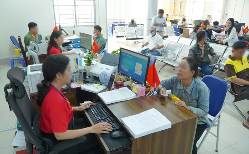 The Ministry of Home Affairs outlines the task of implementing financial autonomy of public service units, reducing civil servants receiving salaries from the state budget. Photo: Ta Quang