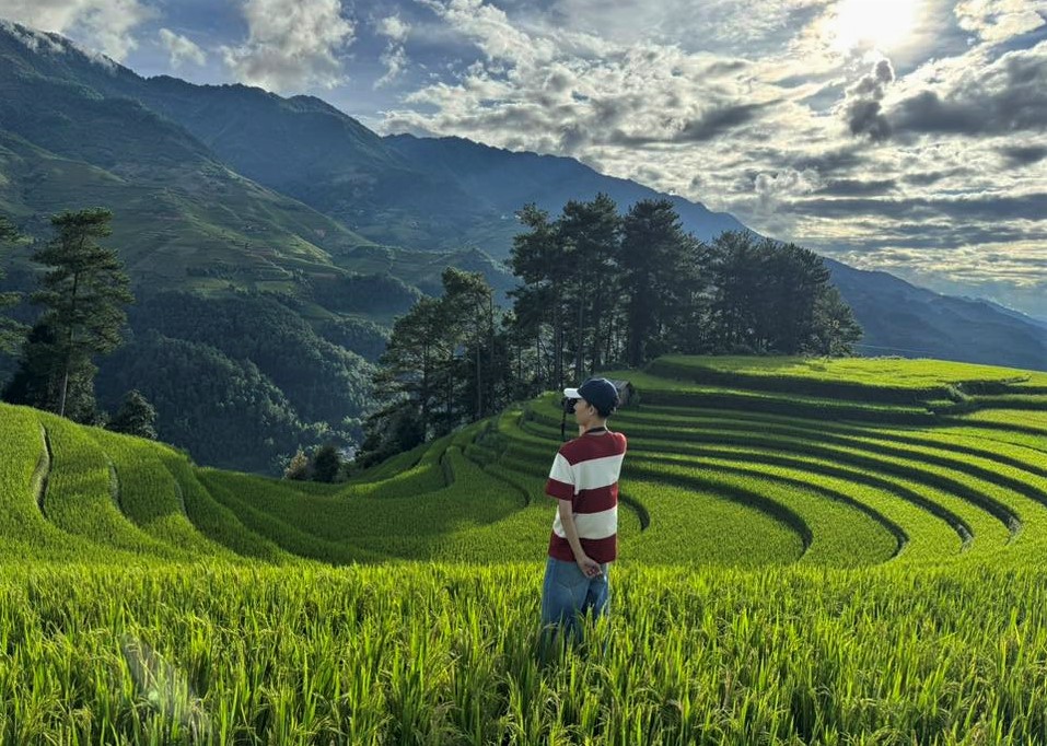 Vua lam van phong vua yeu nhiep anh, Phan Thanh Dat (26 tuoi) tu TP HCM ra Ha Noi dau thang 9 de “san mua lua chin” o Mu Cang Chai. Da tung den mot so diem du lich Tay Bac khac nhu Moc Chau, Ta Xua... nhung day la lan dau Dat di dung dip mua thu cung la mua lua chin tren cac thua ruong bac thang.