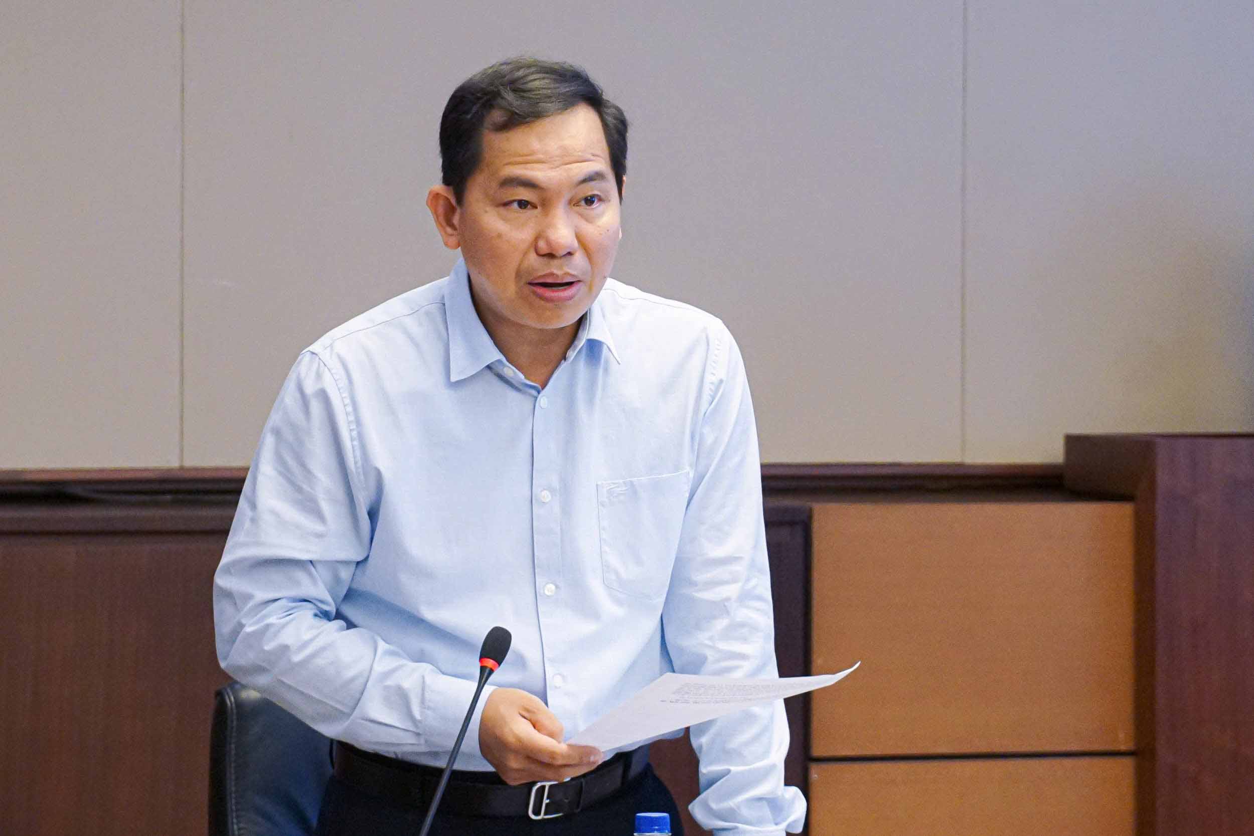 Le vice-president permanent de la Commission economique et financiere Le Quang Manh preside l'examen preliminaire du projet de loi sur l'assurance-depots (amendee). Photo : Ho Long