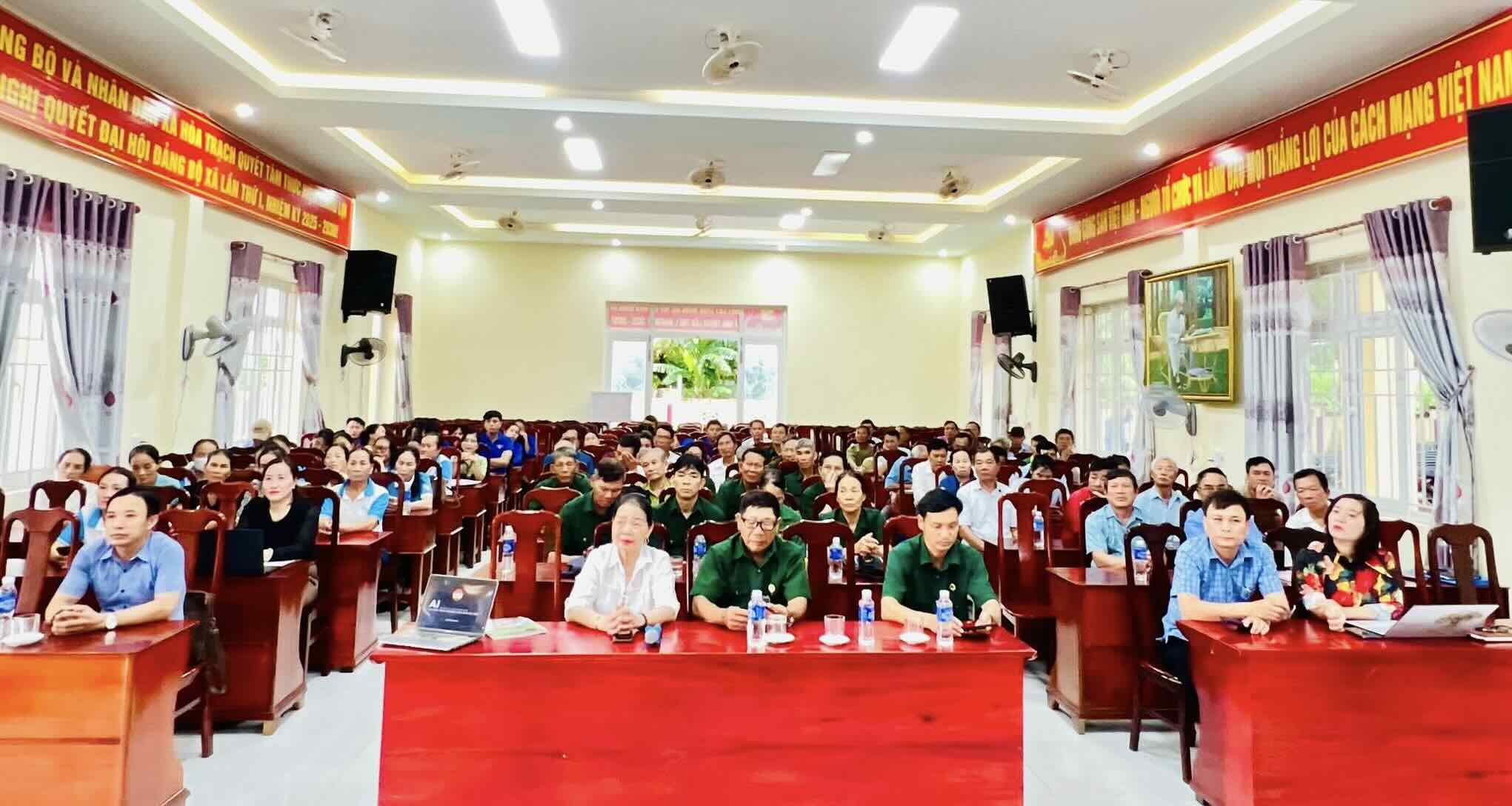 Un gran numero de miembros participan en la clase de capacitacion tematica 'Aplicacion de la tecnologia de la informacion en el trabajo del Frente y el software de gestion operativa'. Foto: Frente Hoa Trach