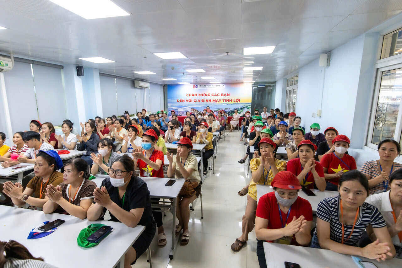 Workers of Tinh Loi Garment Company Limited attentively listened to the propaganda session on the Law on Social Insurance. Photo: Mai Huong