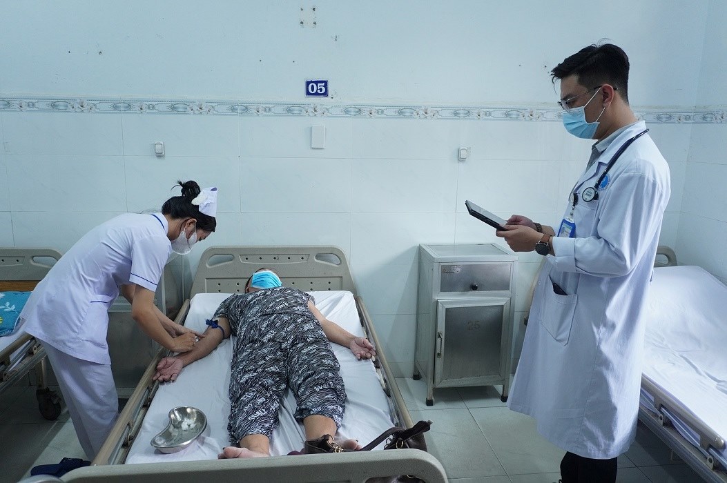 Khi trien khai benh an dien tu, bac si de dang tim lai ho so benh an cua benh nhan, giam thoi gian tham kham, ho tro dieu tri kip thoi, giup nang cao chat luong chan doan va dieu tri. Anh: Vien Nguyen