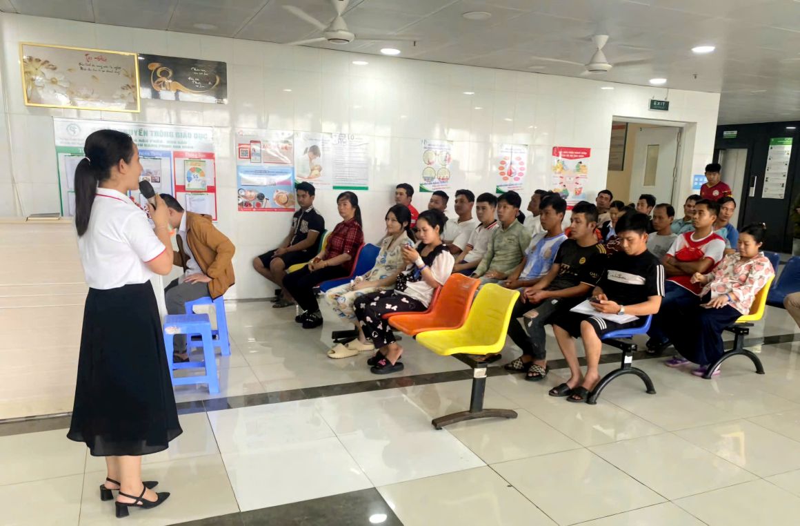 Lanh dao Trung tam phuc vu hanh chinh cong phuong Soc Trang (TP Can Tho) thong tin ve mo hinh dang ky khai sinh truc tuyen tai Benh vien Chuyen khoa San Nhi tinh Soc Trang. Anh: Don vi cung cap