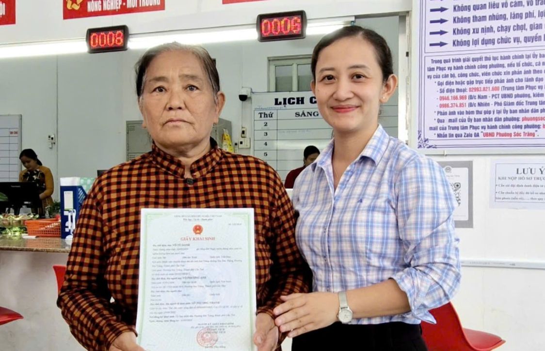 Ba Nguyen Ngoc Nhung den nhan Giay khai sinh cho chau sau khi duoc ho tro dang ky Khai sinh truc tuyen tai Benh vien Chuyen khoa San Nhi tinh Soc Trang. Anh: Phuong Anh