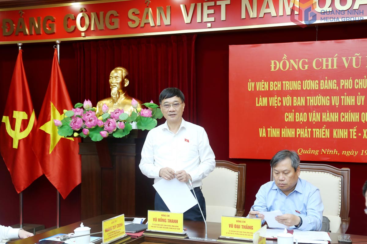 부홍탄 칸다 중앙당 위원 칸다 국회 부의장이 업무 회의에서 지시 연설을 하고 있습니다. 사진: 꽝닌 전자 정보 포털